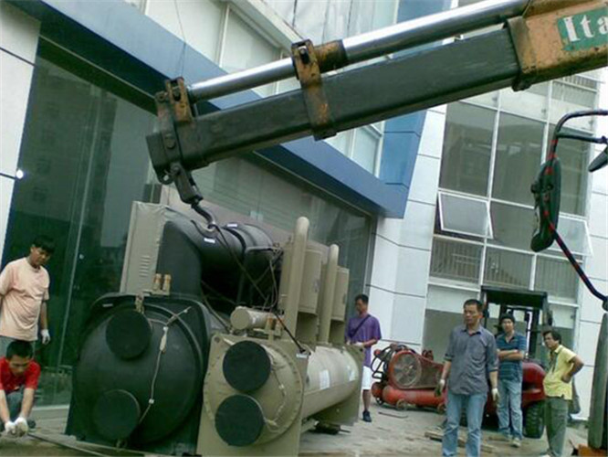 泊头市随车吊和汽车吊的核心区别是什么？哪种更省钱？